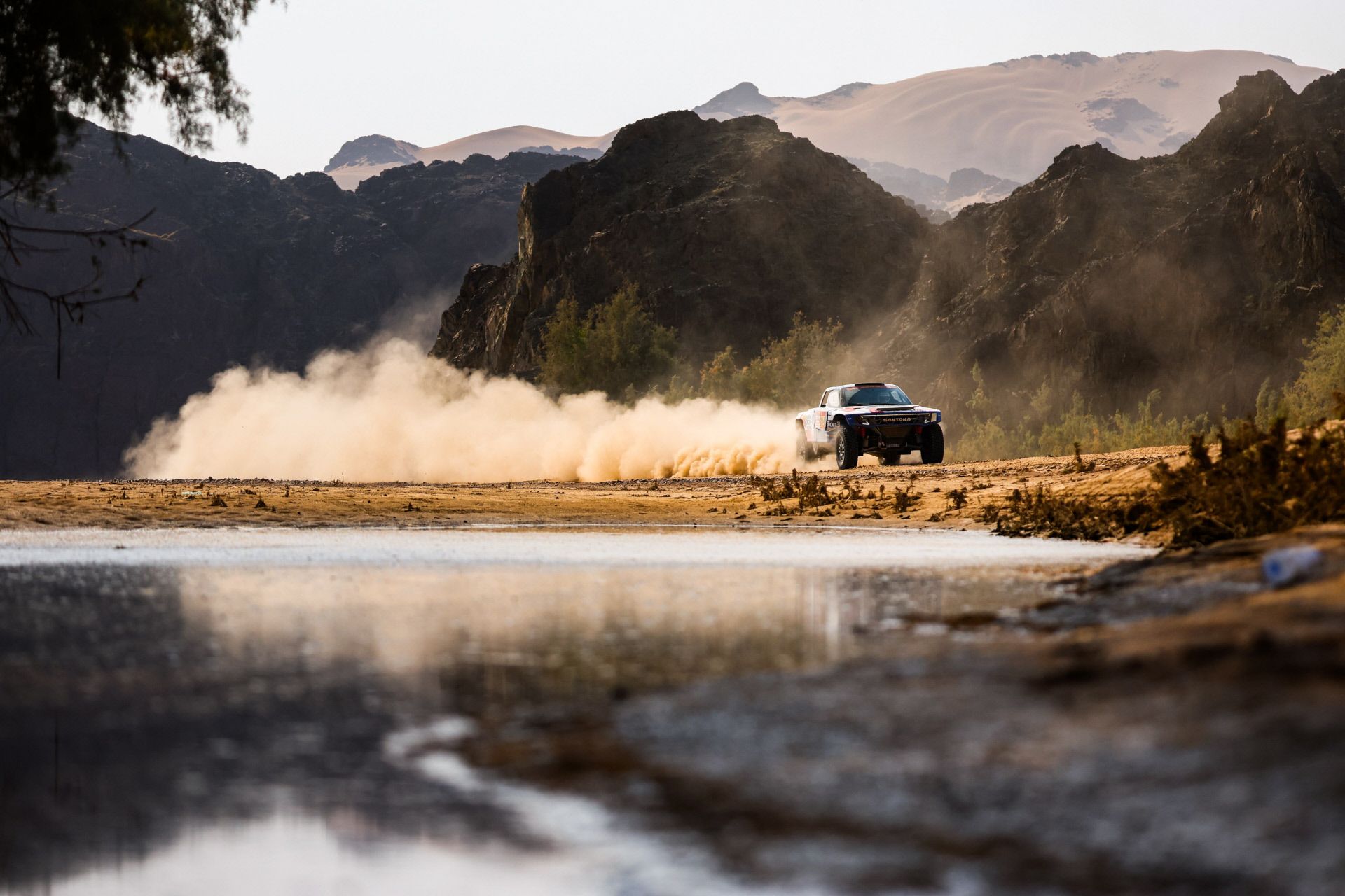 Jesús Calleja y su compañero, Edu Blanco, venían haciendo un buen Dakar