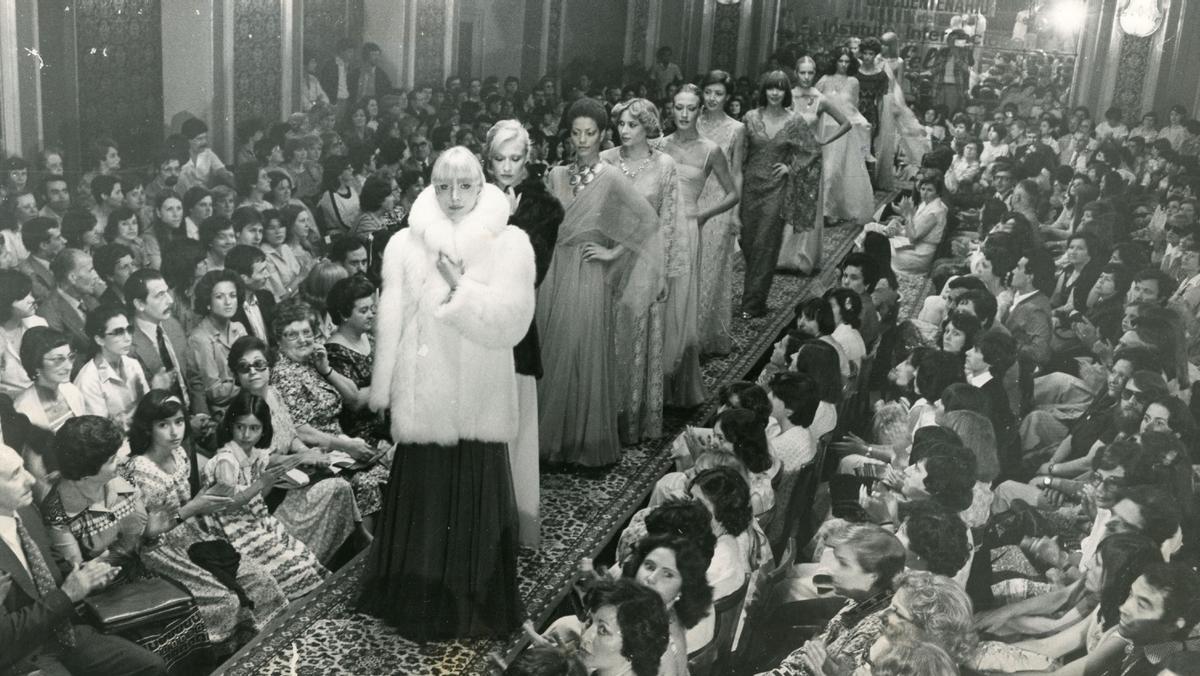 Desfile con los trabajos de fin curso de 1978 de la escuela de Feli Duce, en el Hotel Ritz de Barcelona.