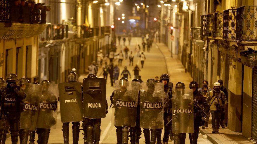 Policía antidisturbios durante la protesta indígena en Quito, Ecuador.