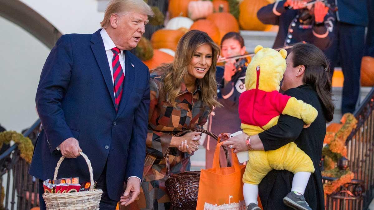 Trump celebra Halloween repartiendo dulces en la Casa Blanca.
