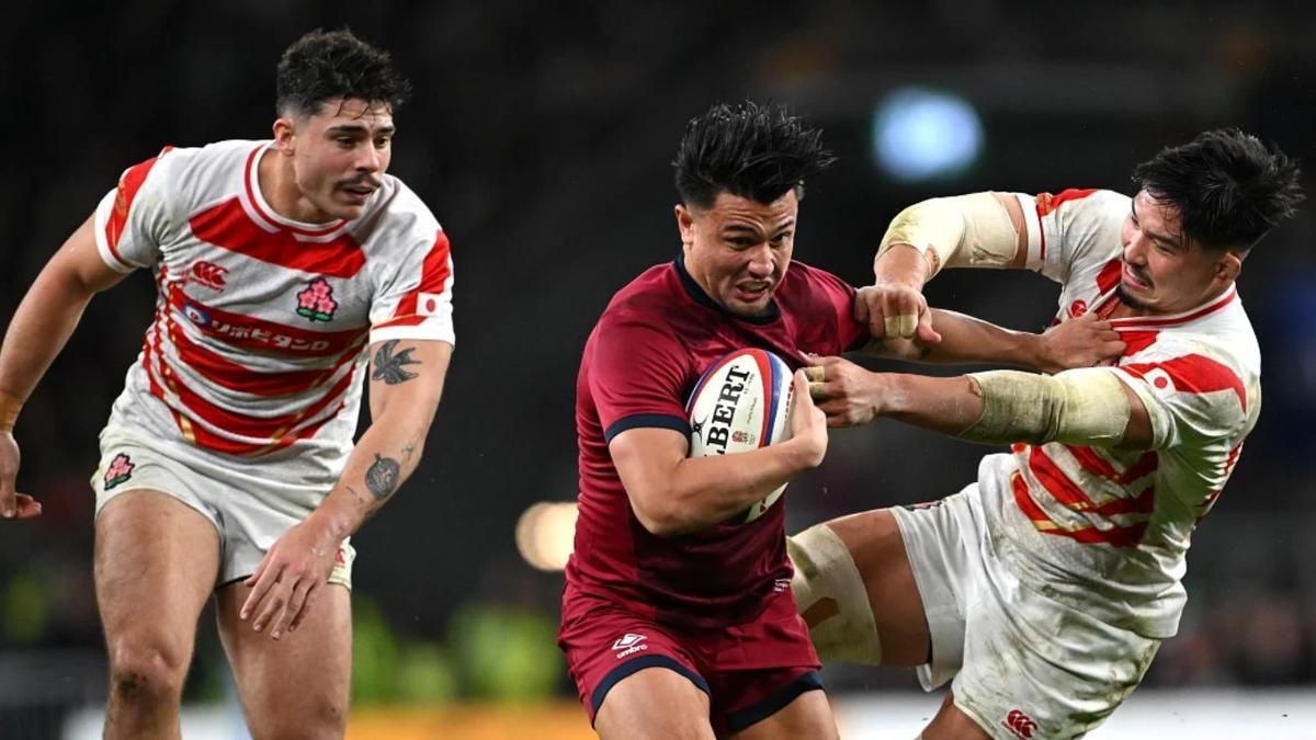 Marcus Smith protagoniza un ataque de la selección de Inglaterra de rugby ante Japón.