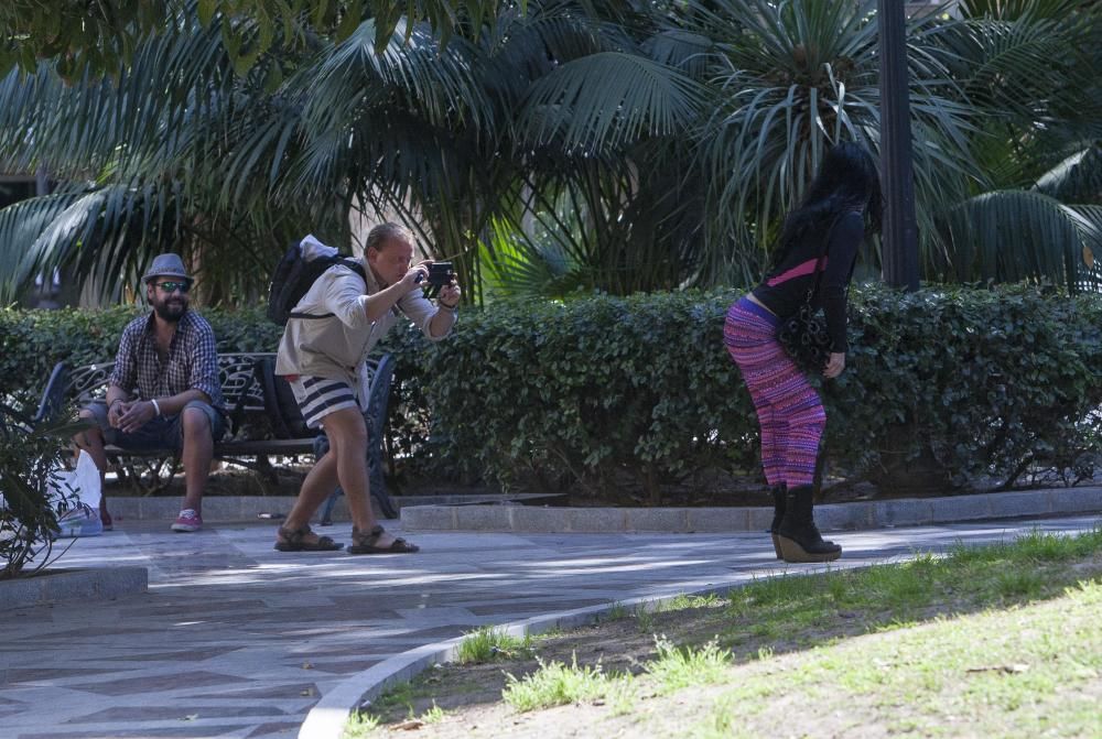 Una pareja toma una divertida foto en la plaza Gabriel Miró
