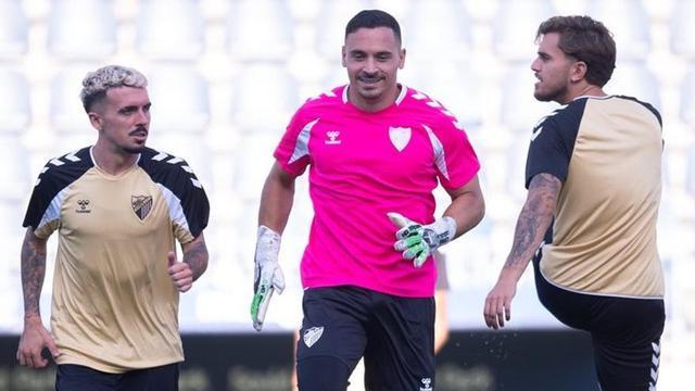 Joaquín Muñoz, Alfonso Herrero y Adrián Niño, durante el entrenamiento de este mártes en La Rosaleda previo a la disputa del Trofeo Costa del Sol contra el Fulham.