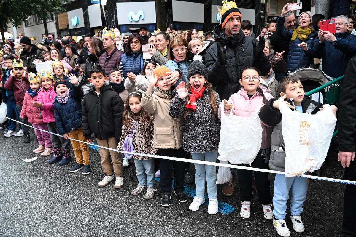Los Reyes Magos recorren las calles de Elche a pesar de la amenaza de lluvia