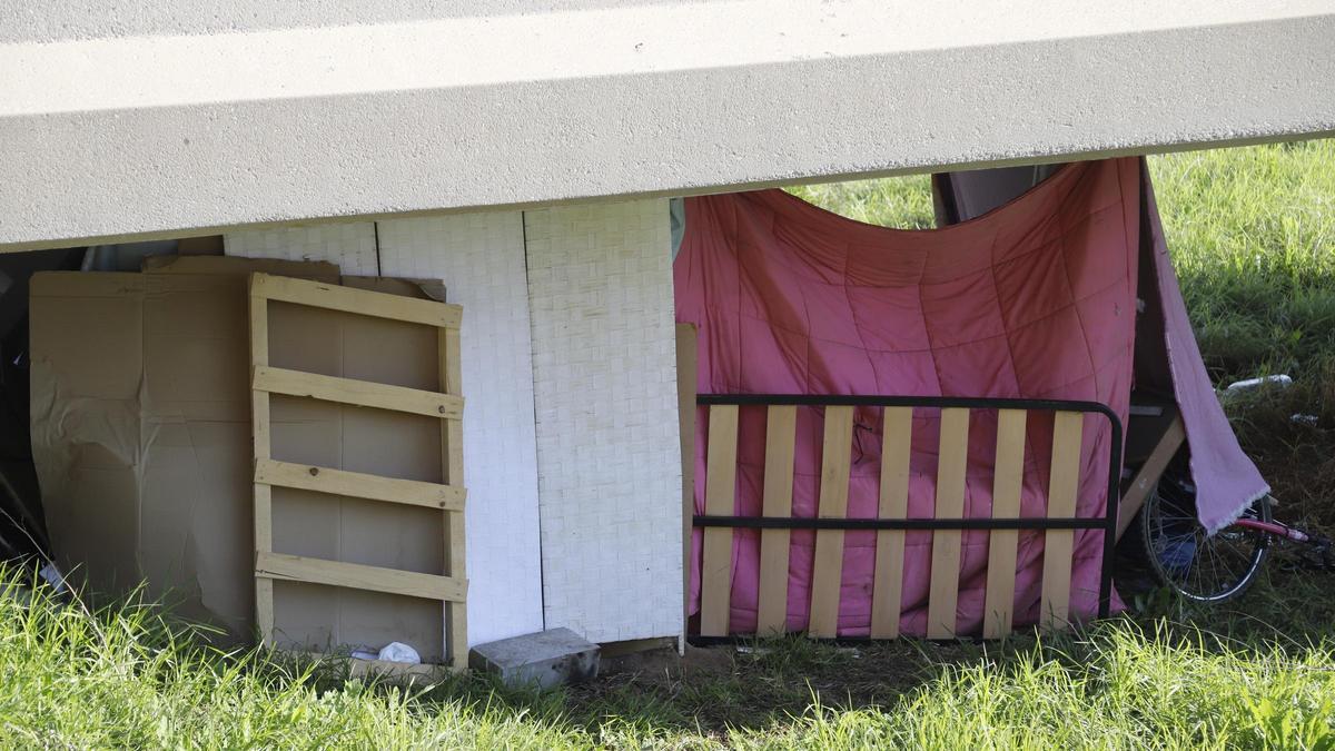 Chabola instalada debajo del puente junto al yacimiento arqueológico de Cercadilla.