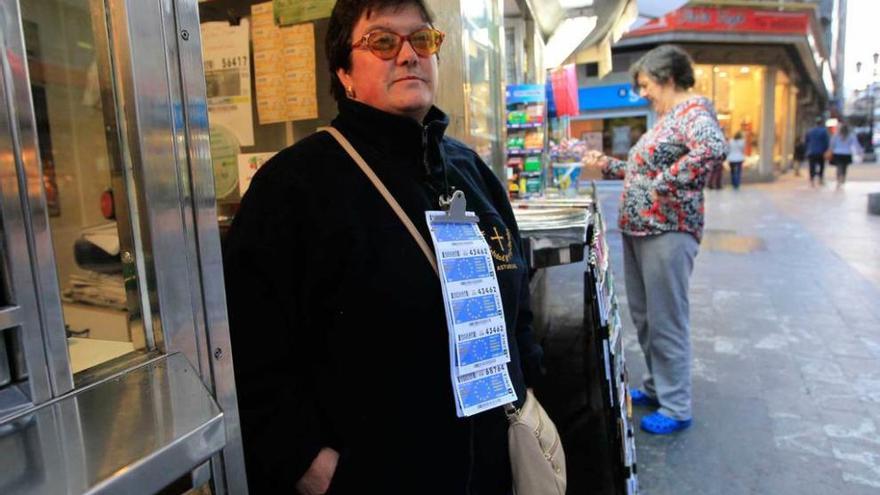 La vendedora Mariana Pilar Chavalet, ayer por la tarde, en su puesto de venta de Longoria Carbajal.