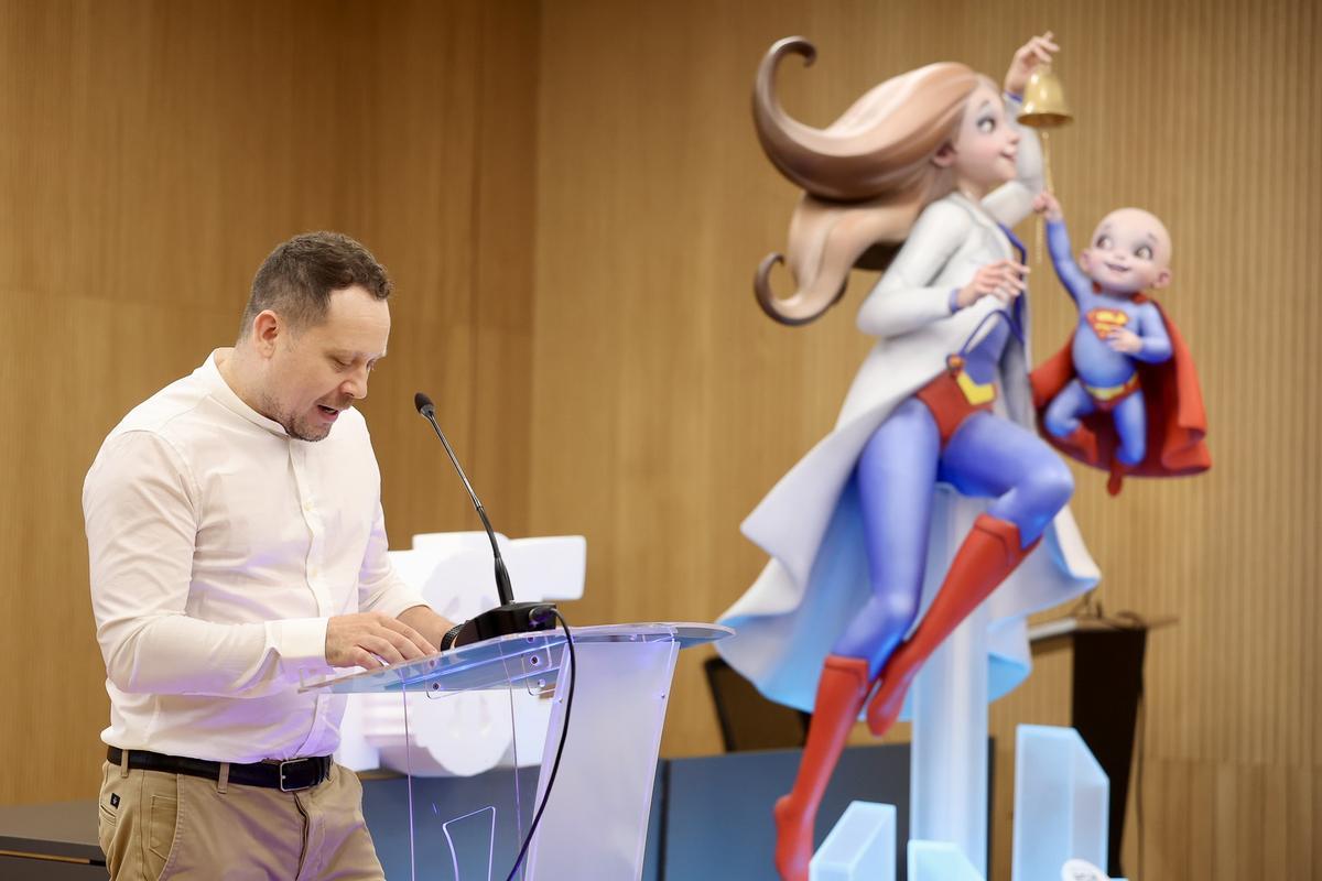 El Hospital Clínico recibe el ninot de "Hope" El Hospital Clínico recibe el ninot de "Hope"