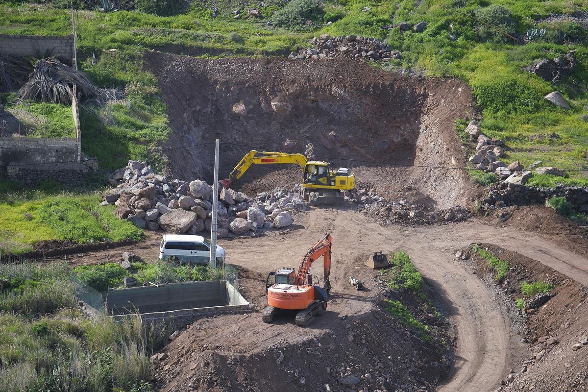 Varios tractores trabajan en las obras de la carretera de La Aldea, en Gran Canaria.