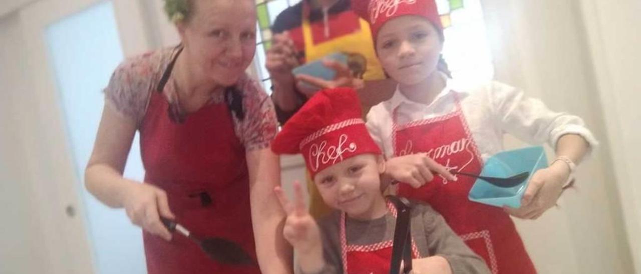 Irene Corbato, Richard Madrigal y Martín y Germán, vestidos de cocineros