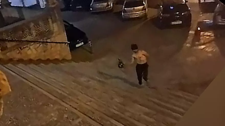 VÍDEO | Alarma en Mallorca al aparecer un joven en la plaza con una motosierra arrancada