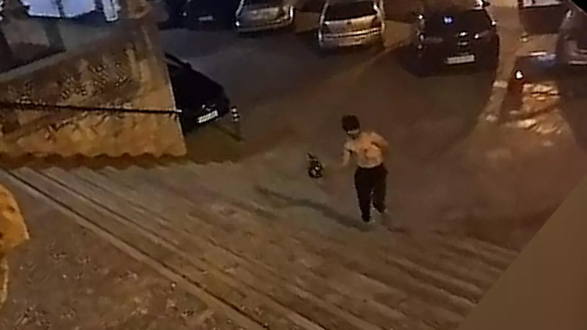 Alarma en Mallorca al aparecer un joven en la plaza con una motosierra arrancada
