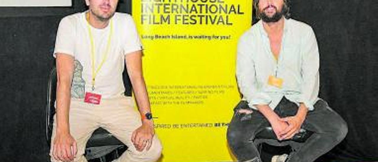 Participantes en el Festival, entre ellos el director del film español.