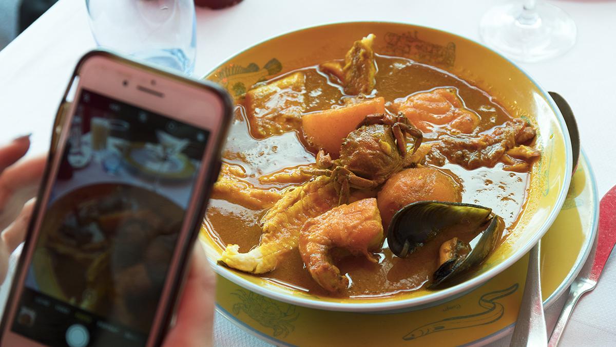 La bouillabaisse, el plato estrella marsellés, se degusta mejor junto al mar