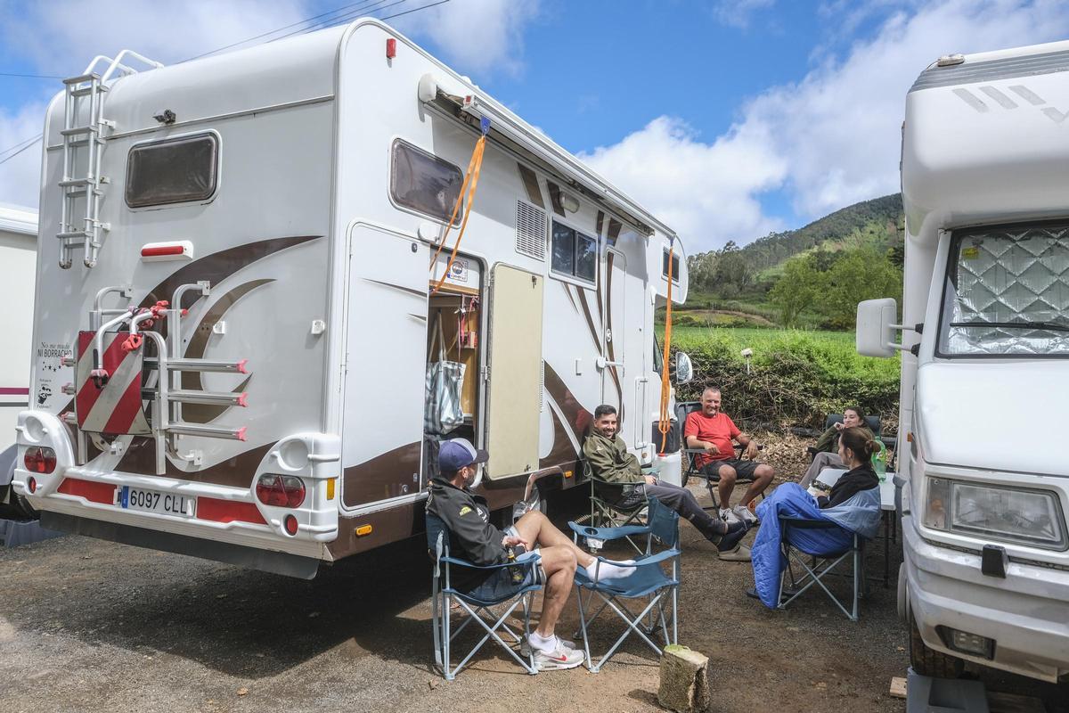 Trabajadores de la empresa Detail Car, de Lanzarote, junto a sus caravanas en un terreno ubicado en el Cruce de Los Chorros.