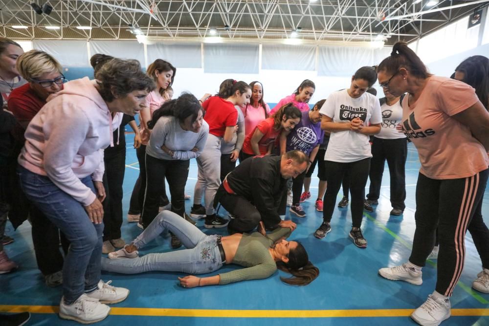 José Luis Montes, tricampeón del mundo de esta modalidad, imparte un curso en las instalaciones de Raspallar