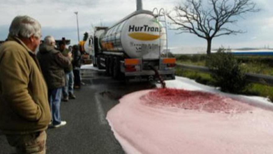 Atacan en Francia cinco camiones de vino español