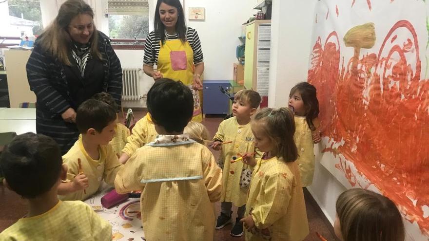 La consejera de Educación, Lydia Espina, con la profesora Leticia Fernández y el alumnado de 1º de Infantil del Colegio Público Ramón de Campoamor.