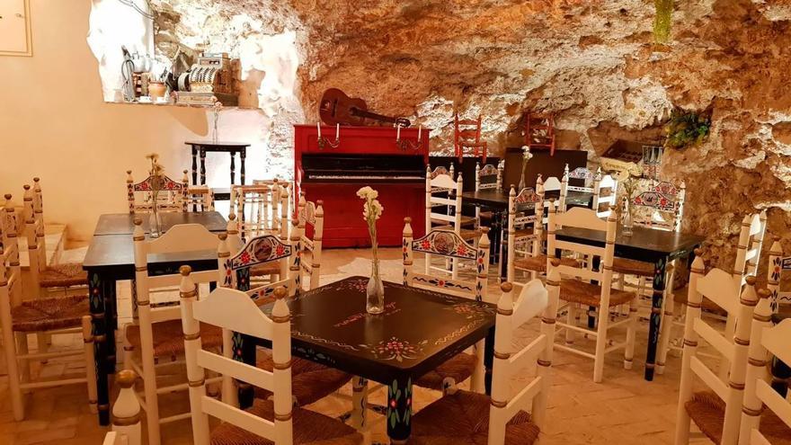 El restaurante de Sevilla especializado en postres de autor que está incrustado en una cueva y recrea la Alcalá de Guadaíra del siglo XIX