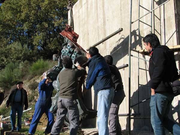 Los momentos del montaje del monumento a Carlos V en Yuste