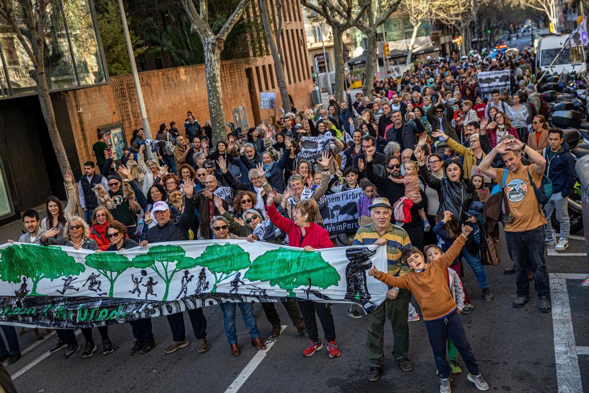 Los vecinos del parque Joan Miró vuelven a pedir que se mantenga la arboleda