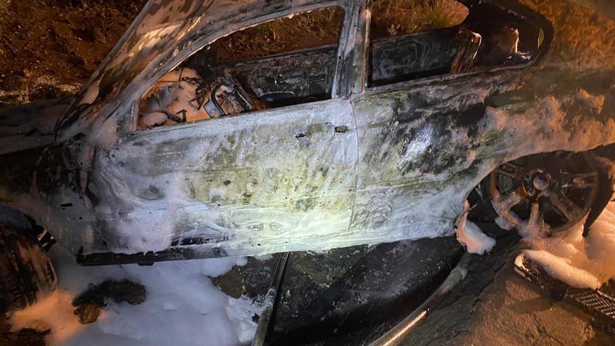 Un coche arde tras salirse de la carretera en Telde