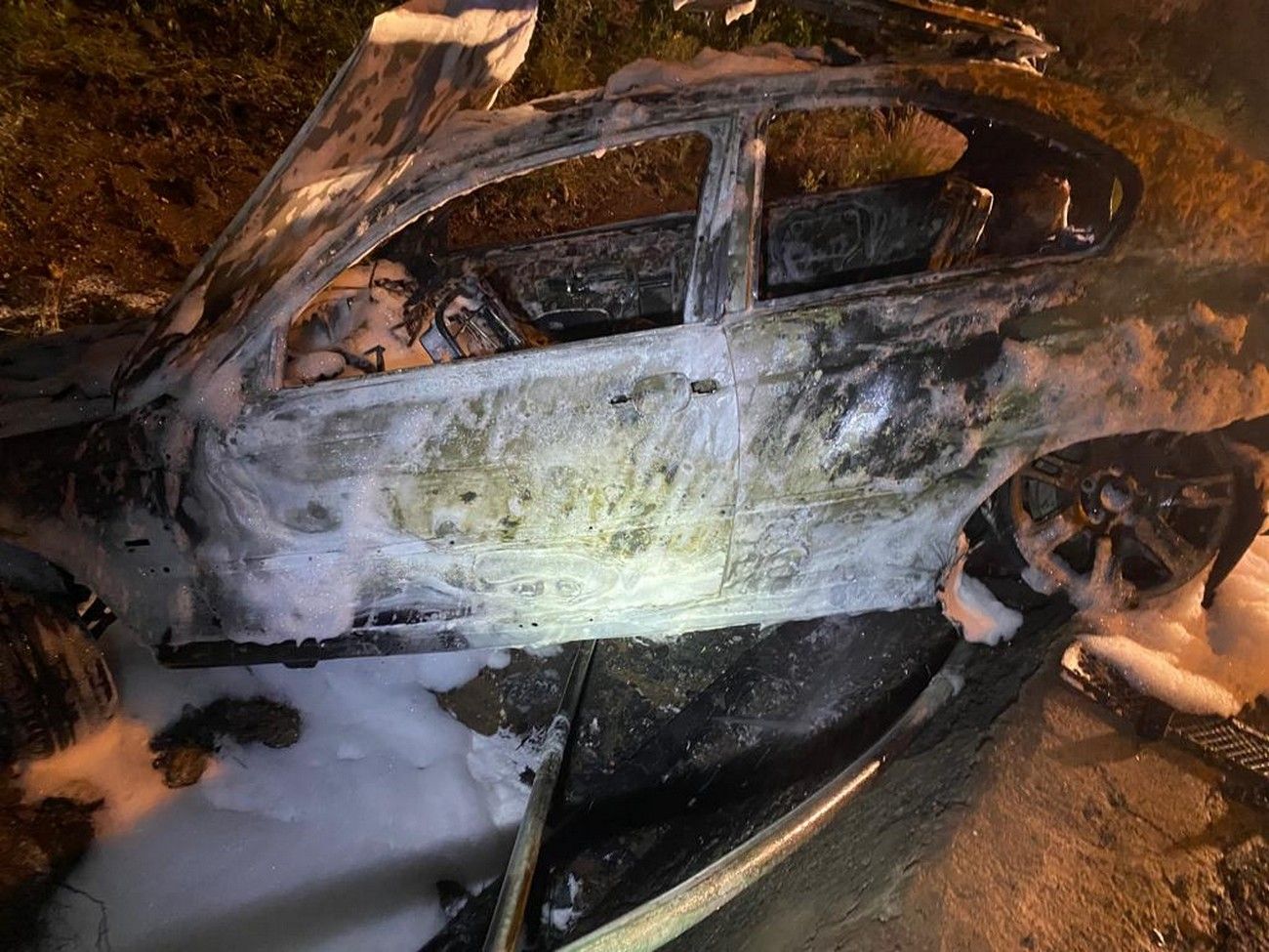 Un coche arde tras salirse de la carretera en Telde