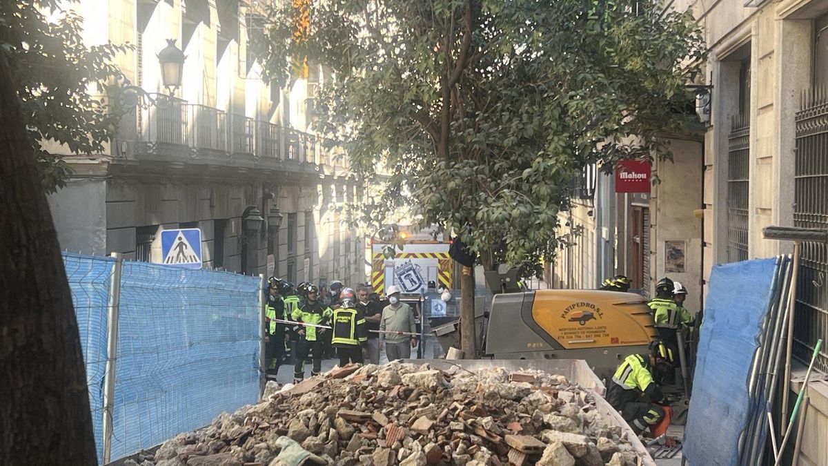 Este es el momento del derrumbe de un edificio de la calle Hileras 4 en Madrid