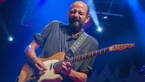 Josele Santiago durante la actuación de Los Enemigos en el Festival Altaveu de Sant Boi.