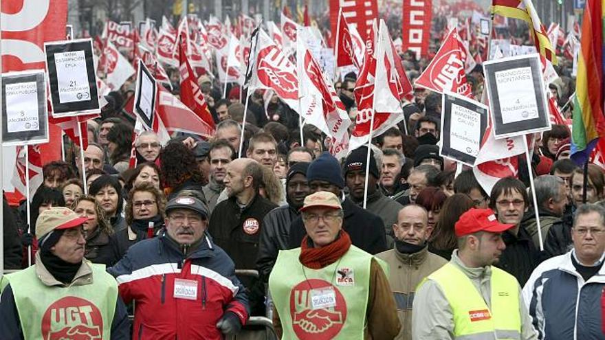 Unas 35.000 personas se manifiestan en Zaragoza contra la crisis económica