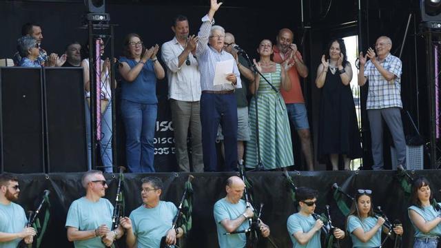 José Luis Álvarez, en el centro, lee el pregón del día grande; a su espalda, el alcalde, Eloy Alonso.