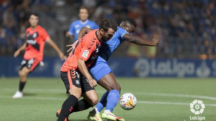 Carlos Ruiz, en una pugna del primer partido de la temporada 2021/22