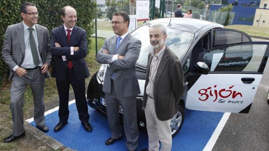 Por la izquierda,  Carlos Luengo, Gonzalo Alonso, Bernardo Veira e Ignacio Díaz con el nuevo vehículo.