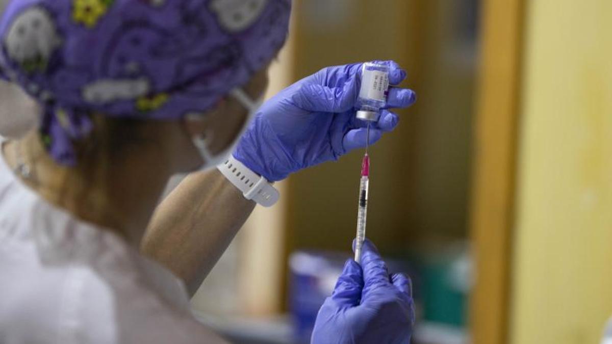 El personal sanitario administrando una dosis de vacuna, en imagen reciente. | PERALES IBORRA