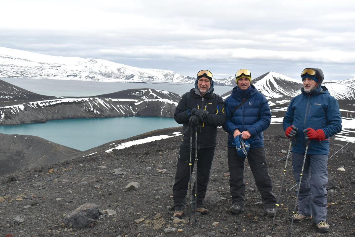 Souza, Lastra y López, junto al cráter Lake.