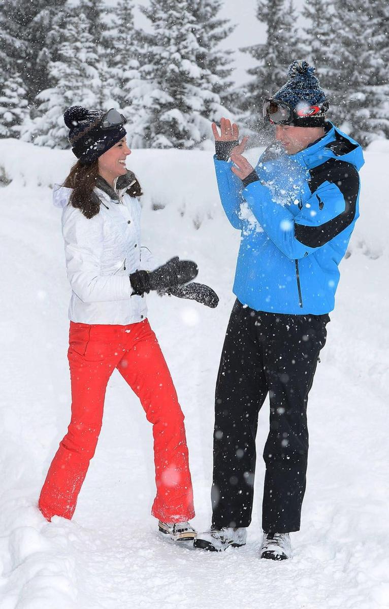 Kate Middleton y el príncipe Guillermo juegan en la nieve