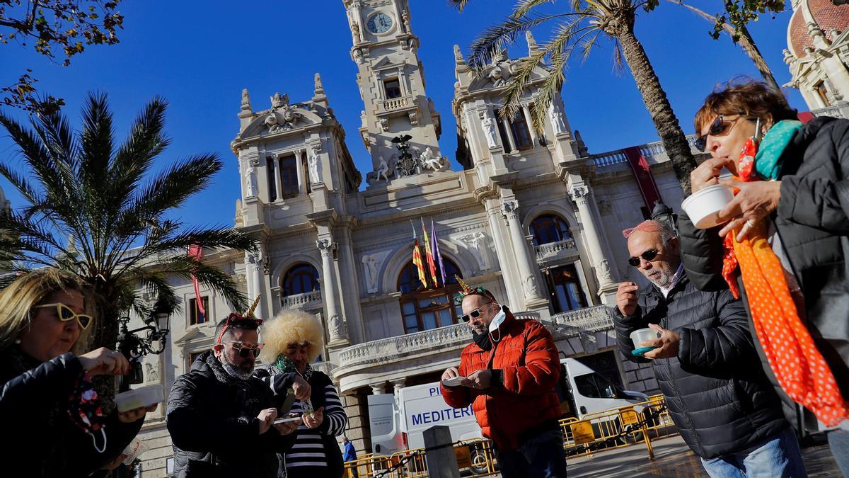 Celebración de la Nochevieja adelantada en la Plaza del Ayuntamiento de València