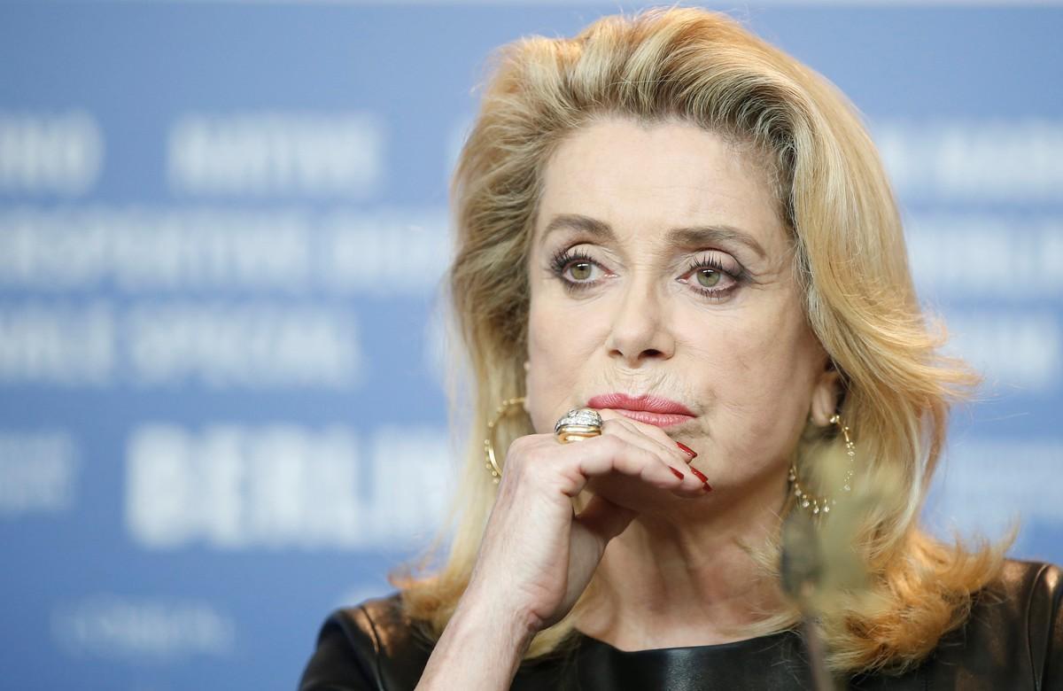 EPA1861. BERLÍN (ALEMANIA), 10/01/2018.- La actriz francesa Catherine Deneuve posa durante la rueda de prensa de La Matrona, en la 67 edición del Festival de Cine de Berlín (Alemania) el 14 de febrero de 2017. Deneuve es una de las 100 famosas que ha firmado un manifiesto defendiendo la libertad de los hombres a importunar. El texto ha sido criticado hoy, 10 de enero de 2018, por un grupo feminista francés, subrayando el derecho de las mujeres a no ser agredidas y a que se las respete. EFE/ Guillaume Horcajuelo