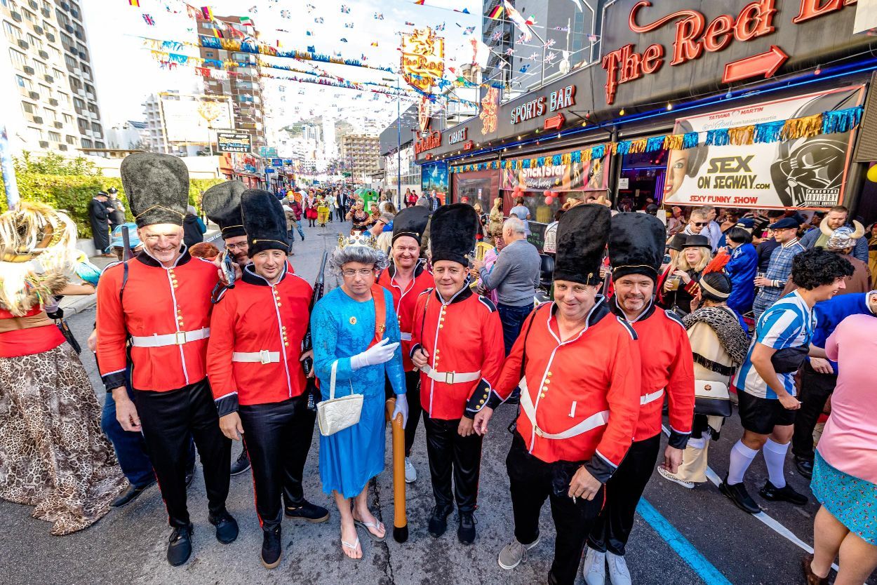 Los británicos desafían a la lluvia y celebran su "Fancy Dress Party" en Benidorm