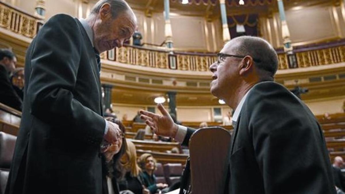 Rubalcaba y Zaragoza conversan en el Congreso, en el 2010.