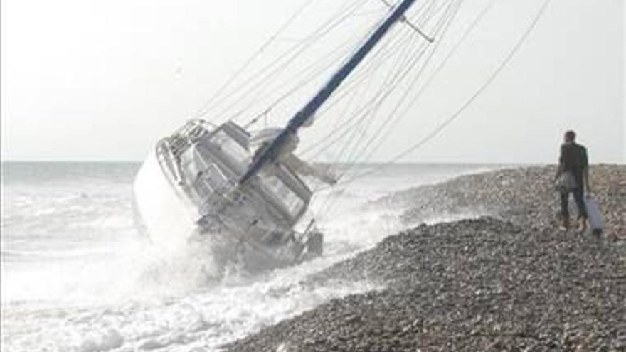 Una embarción encalla en la playa de Benafeli