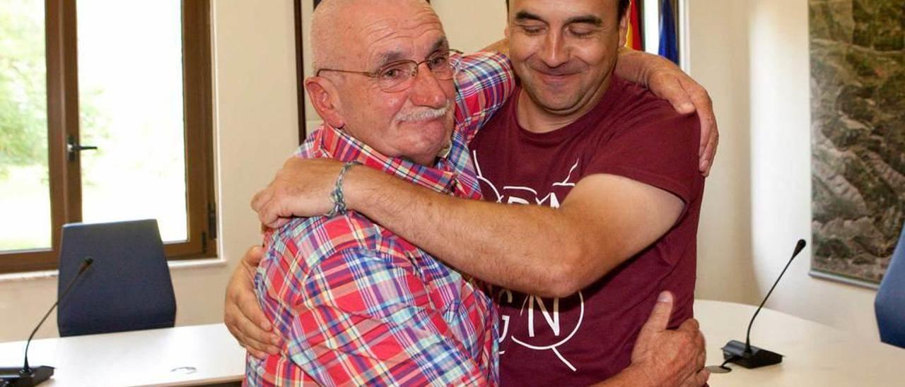 Miguel Fernández (izquierda) abraza en su investidura a Tomás Cueria.