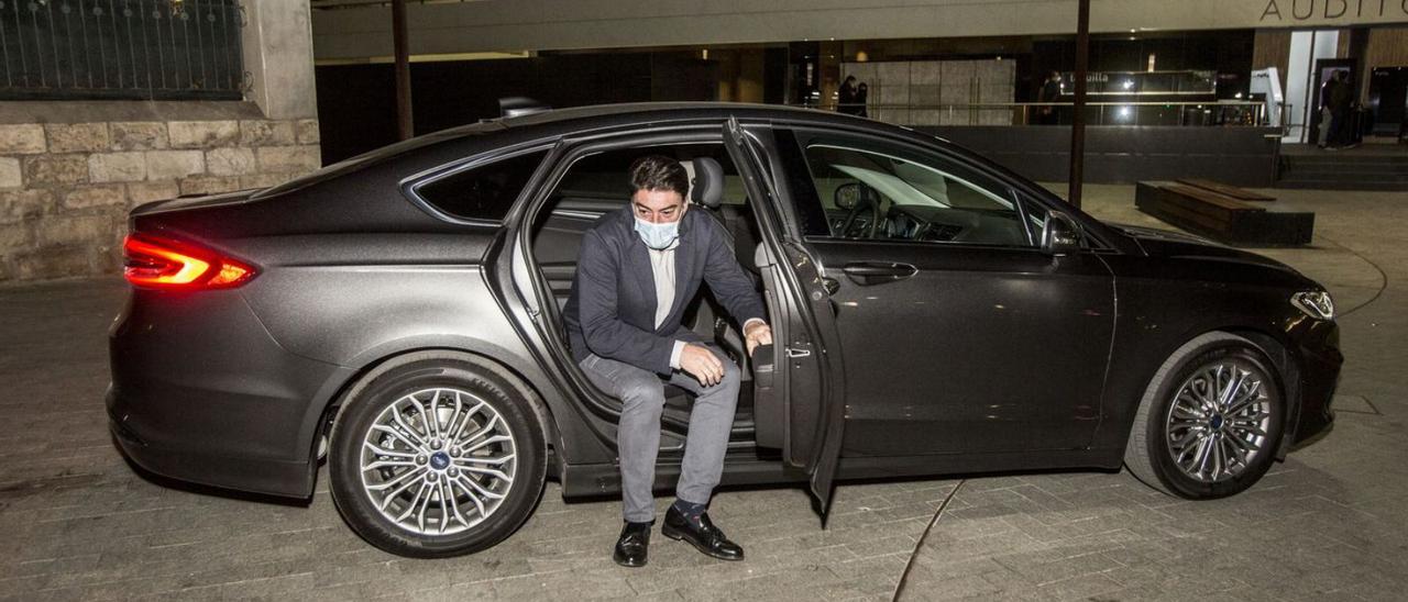 El alcalde de Alicante, Luis Barcala, saliendo de su nuevo coche oficial, un Ford Mondeo híbrido.  | PILAR CORTÉS