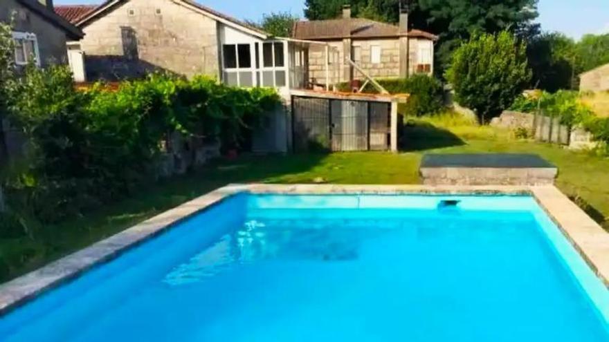 Algunas imágenes del chalet con piscina a la venta en Coles