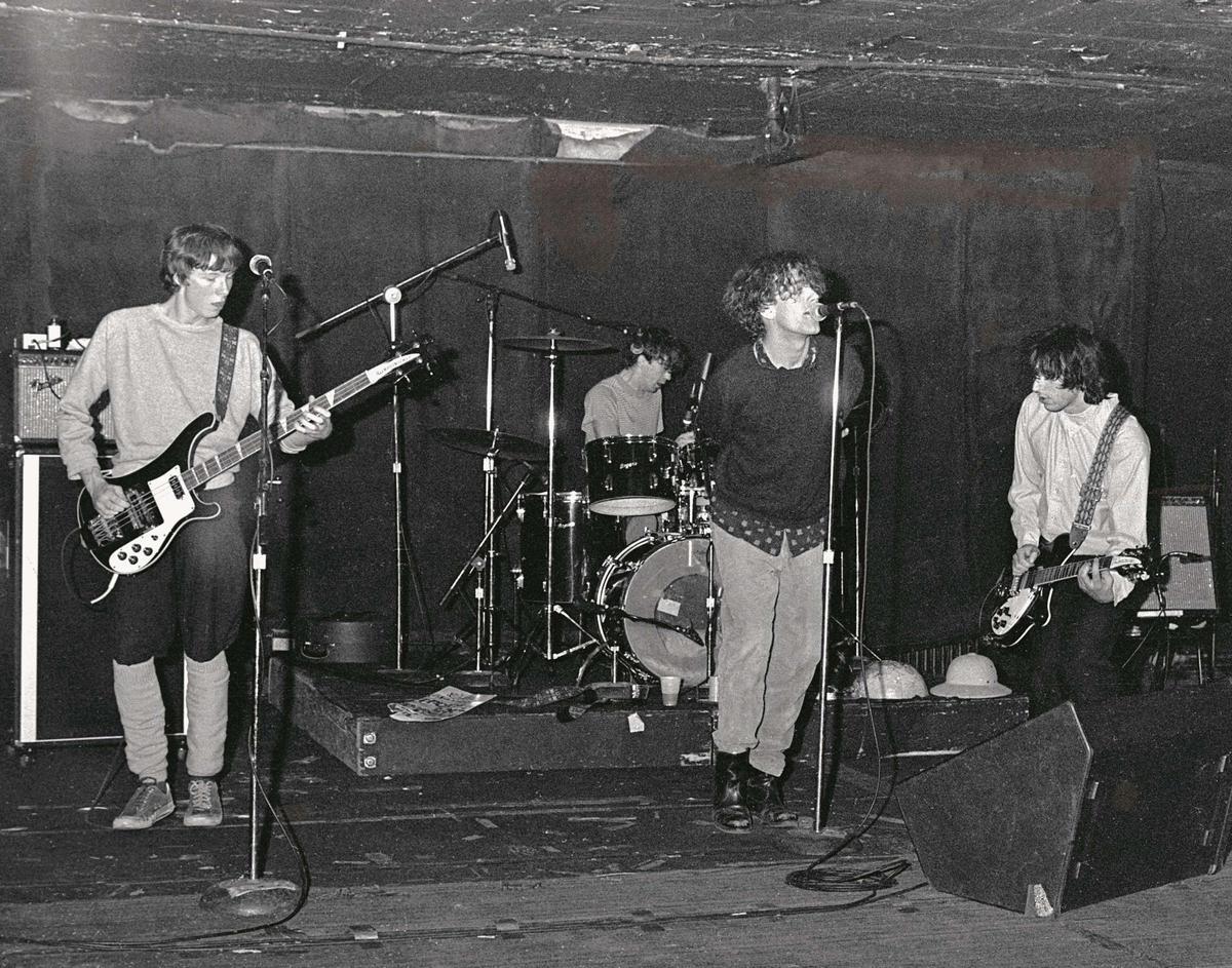 R.E.M., en una actuación en Wisconsin, en 1981