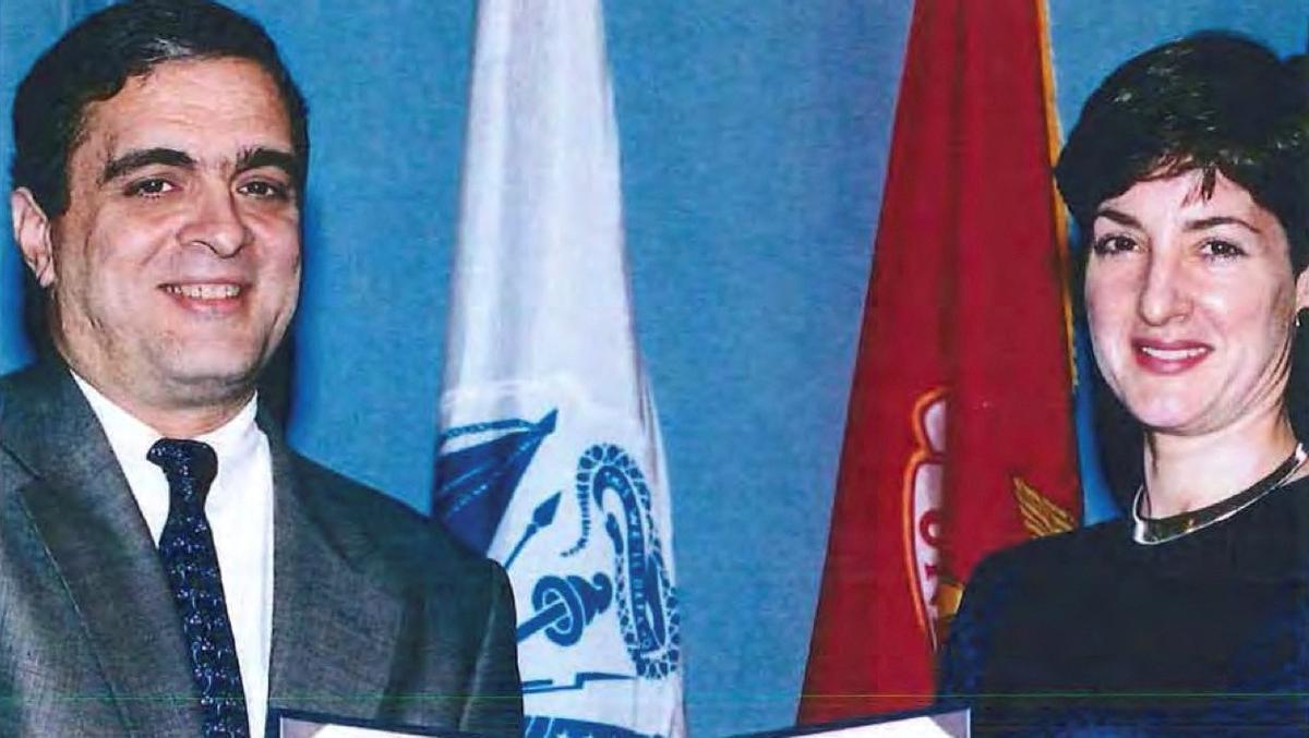 La agente doble Ana Belén Montes recibe el diploma en su ingreso a la inteligencia estadounidense.