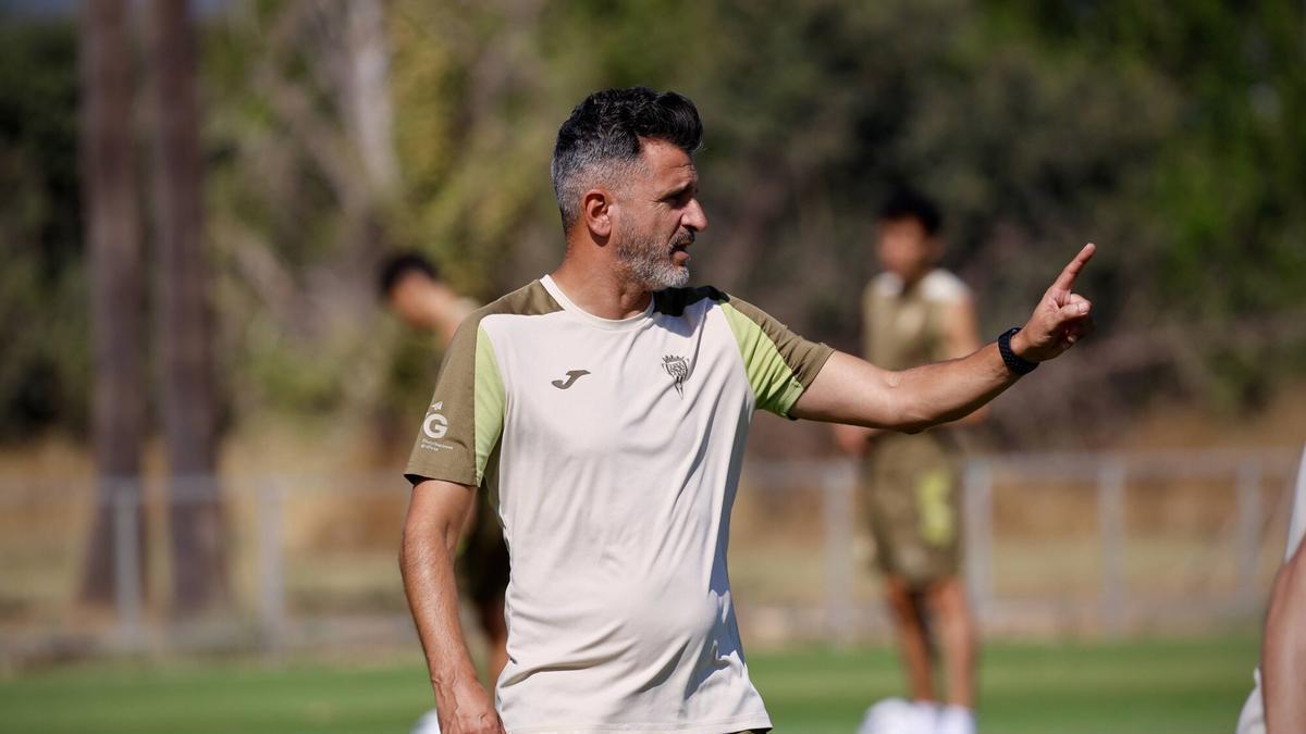 Iván Ania da instrucciones a sus jugadores durante un entrenamiento del Córdoba CF en la Ciudad Deportiva.
