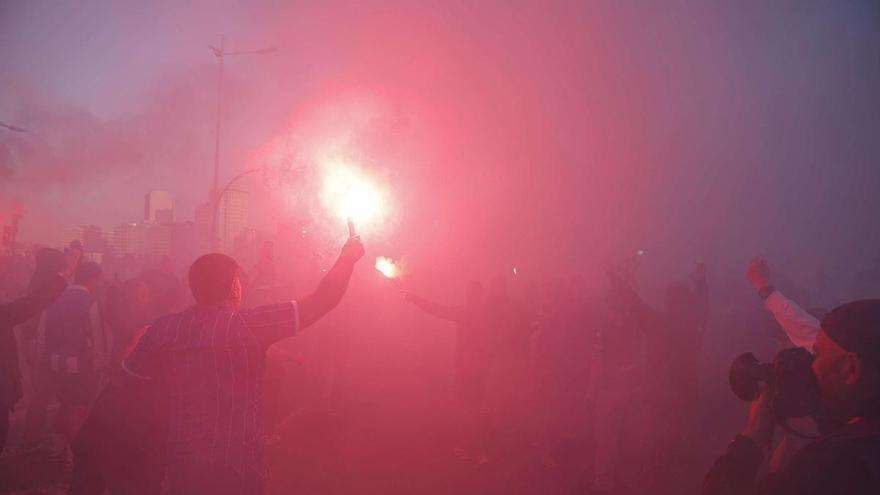Tres denunciados en A Coruña por el uso de bengalas antes del Dépor-Málaga y por incidentes durante el partido