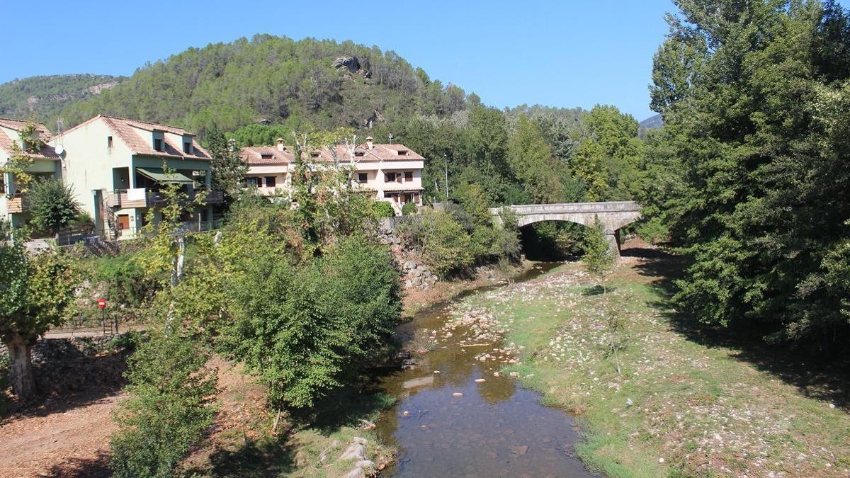 Vista del riu des del pont vell de Sant Llorenç de la Muga.