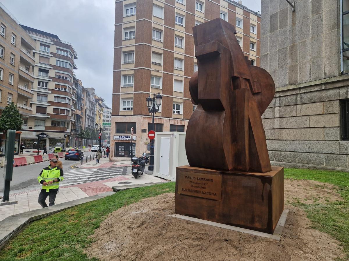 Viandantes observando la obra a su paso por la antigua Minas.