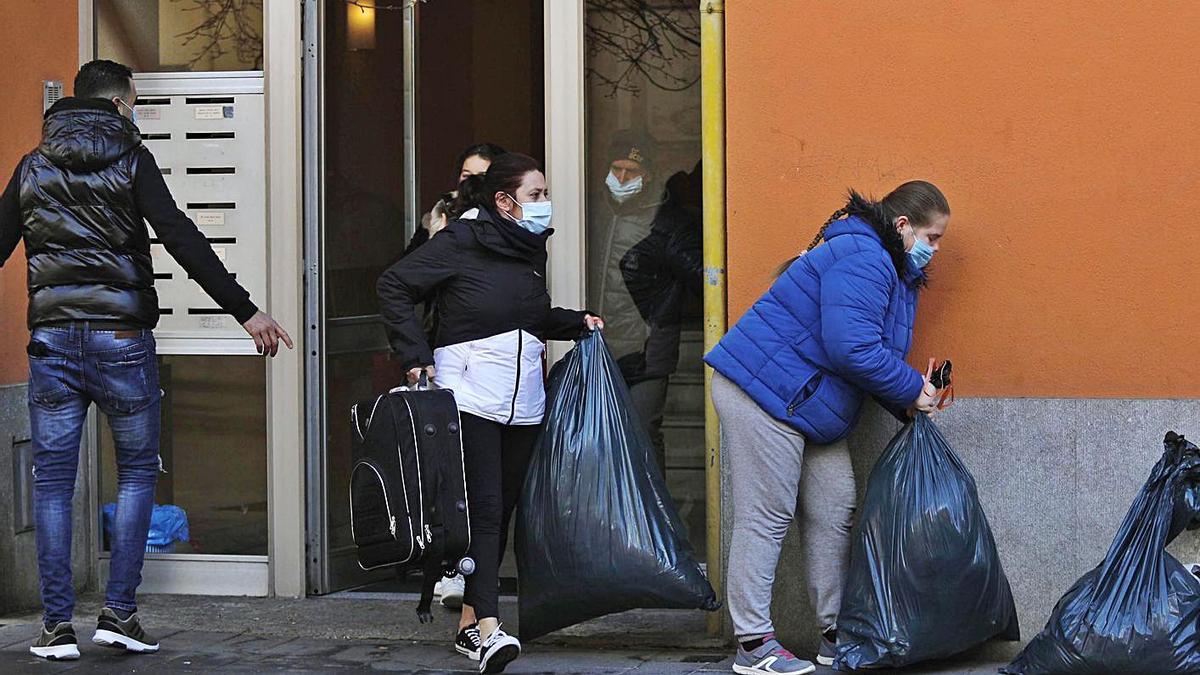 Desnonament d’una família amb tres fills a Salt, el desembre de 2020.  | ANIOL RESCLOSA